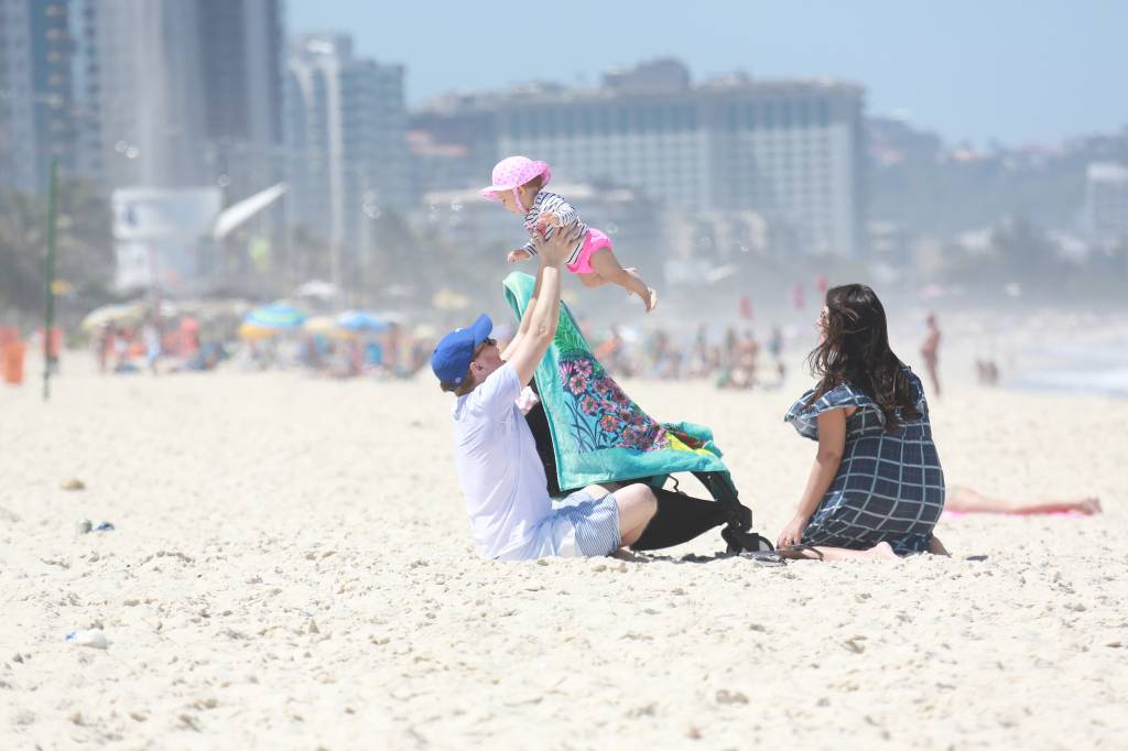 Michel Teló, Thais Fersoza e Melinda na praia