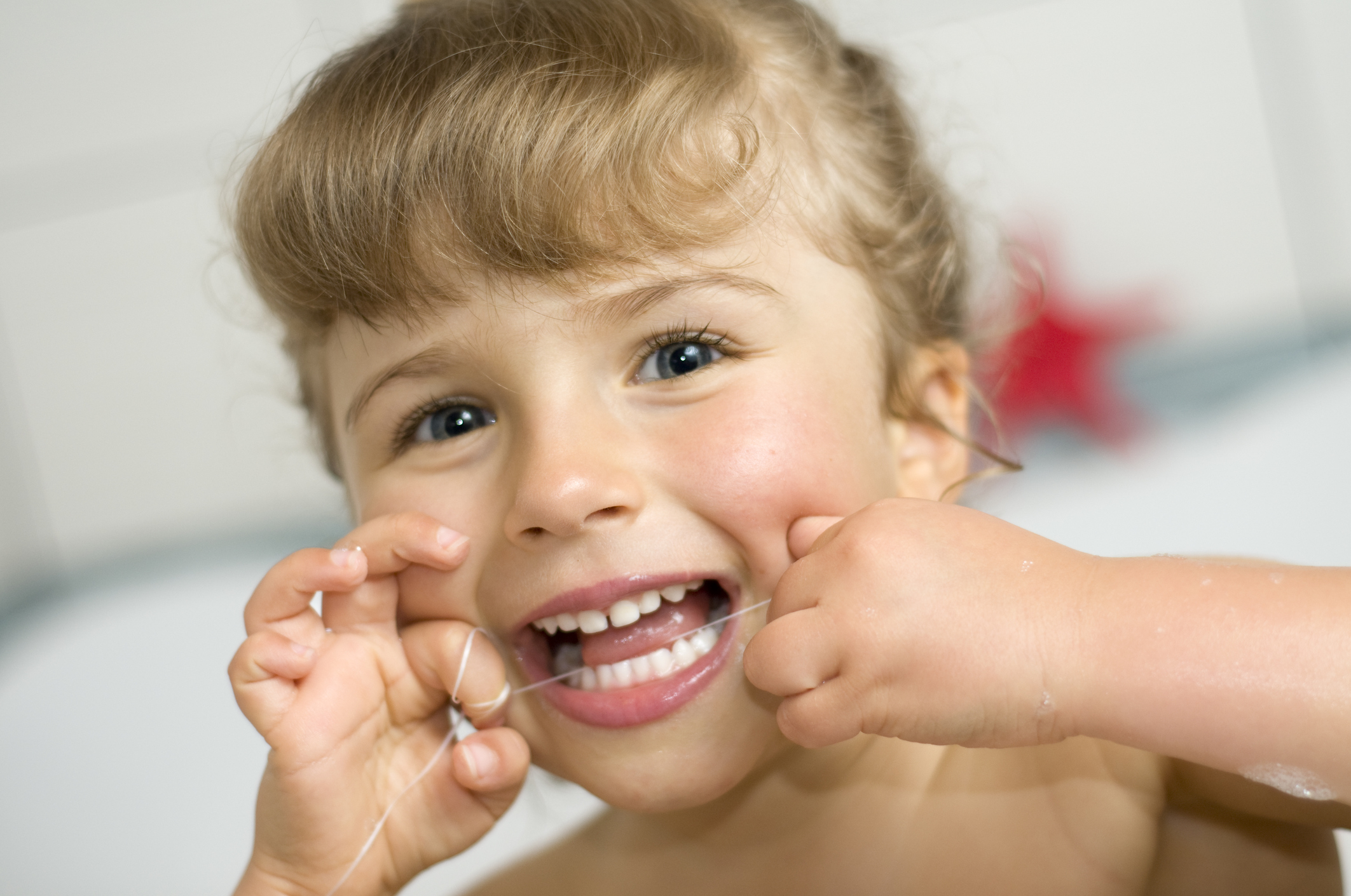 Pais saiba a importância e dicas para uso do fio dental na infância