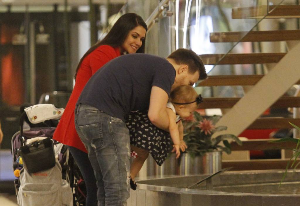 Michel Teló, Thais Fersoza, Melinda e Teodoro no shopping