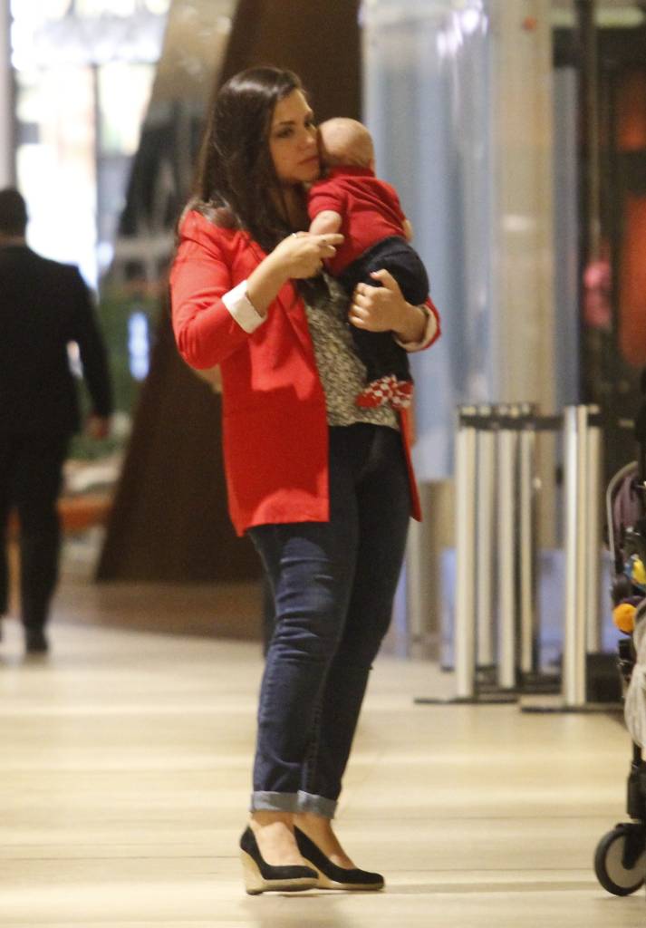 Thais Fersoza e Teodoro no shopping