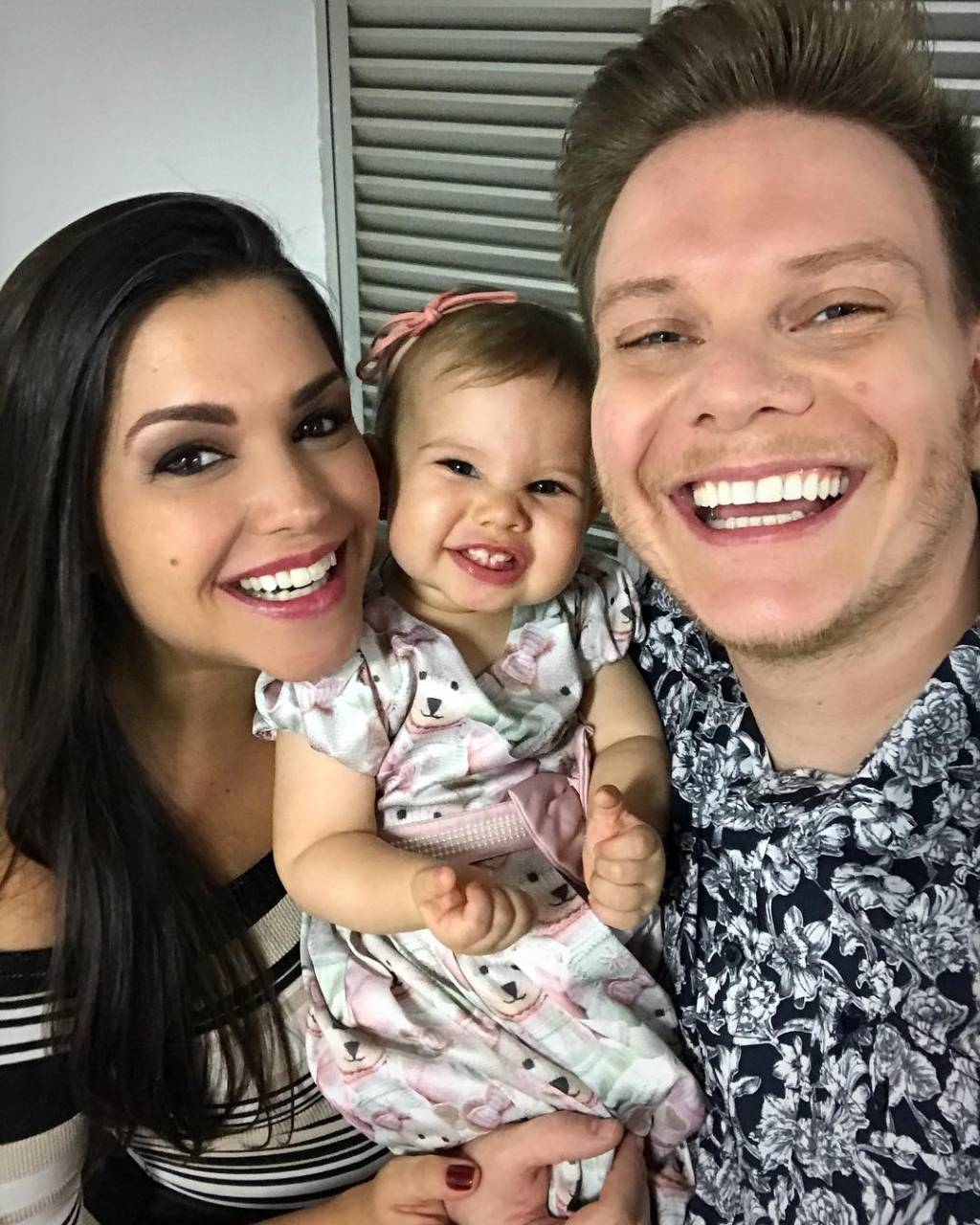 Melinda aparece no palco com Michel Teló e acena para fãs