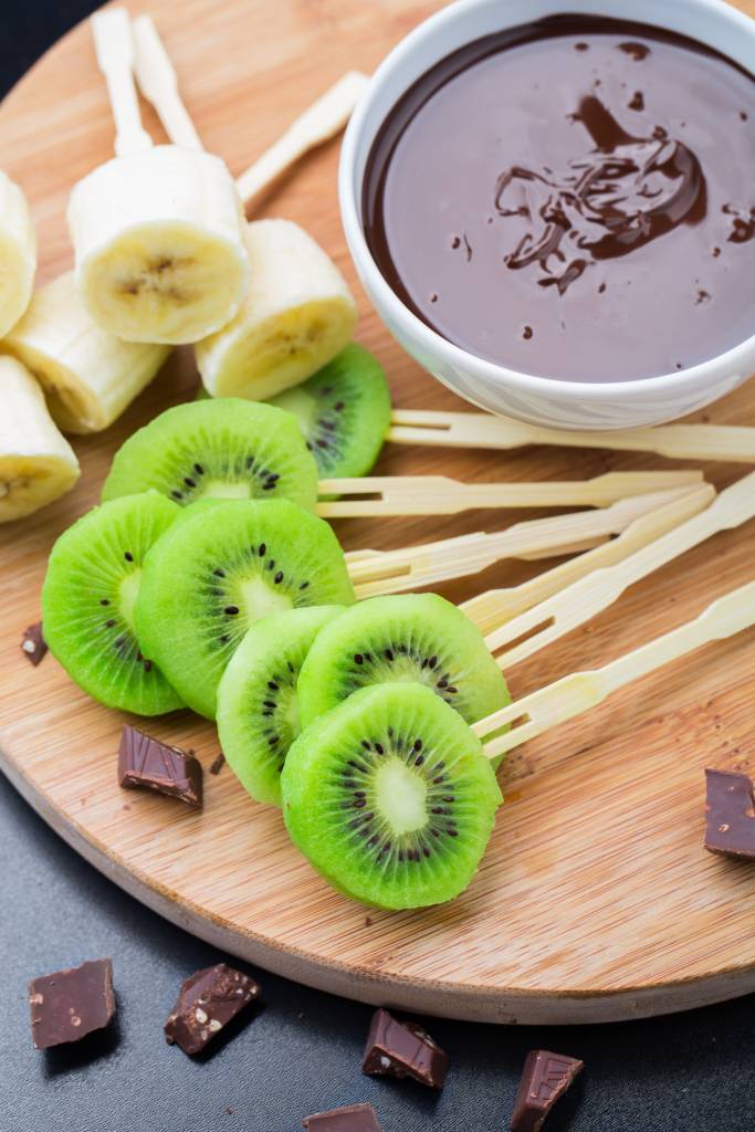 Espetinhos de fruta com chocolate.