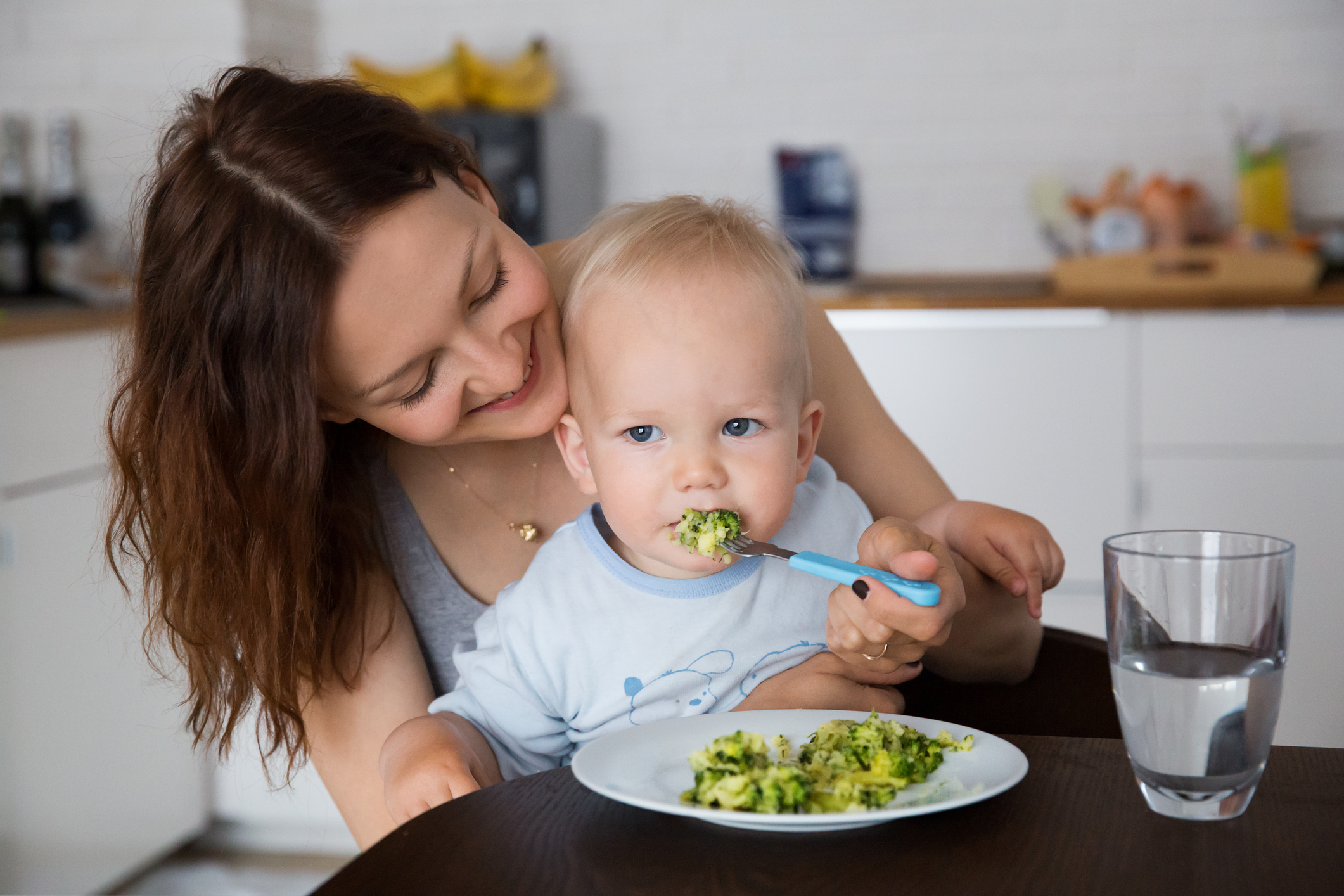 O que fazer quando o bebê de 12 meses recusa alimentos: dicas e alertas