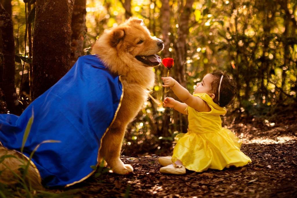 Ensaio fofíssimo de bebê com cão é inspirado em A Bela e a Fera