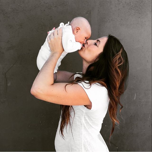 Mãe com filho no colo