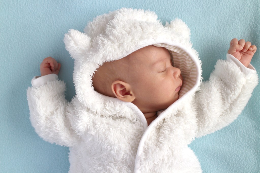 Recém-nascido usando roupa de inverno - como economizar ao montar o enxoval do bebê
