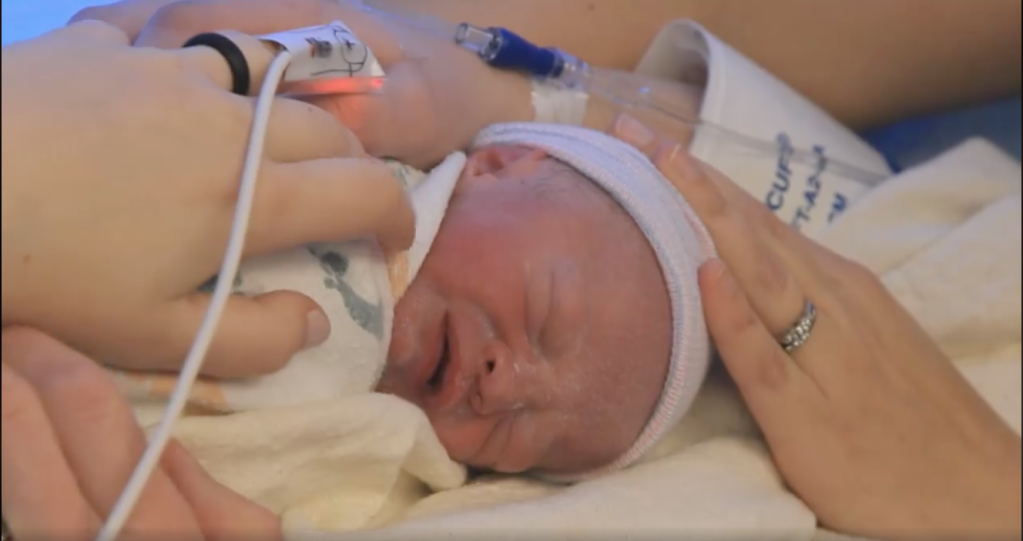 Após transplante de útero, mulher dá à luz bebê saudável nos EUA