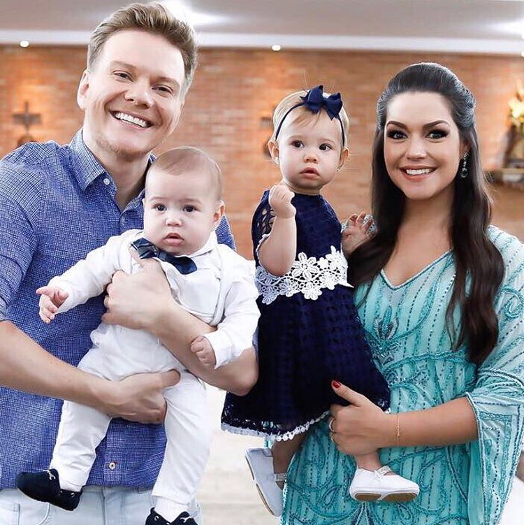 Thais Fersoza e Michel Teló batizam o filho Teodoro