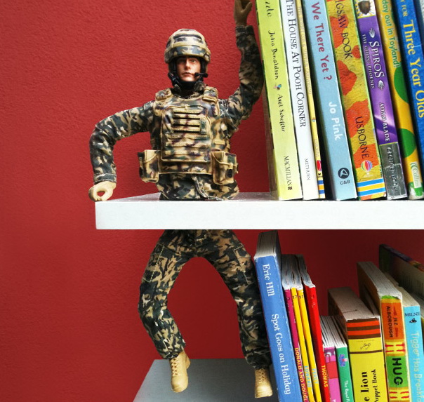 Action figure aparador de livros
