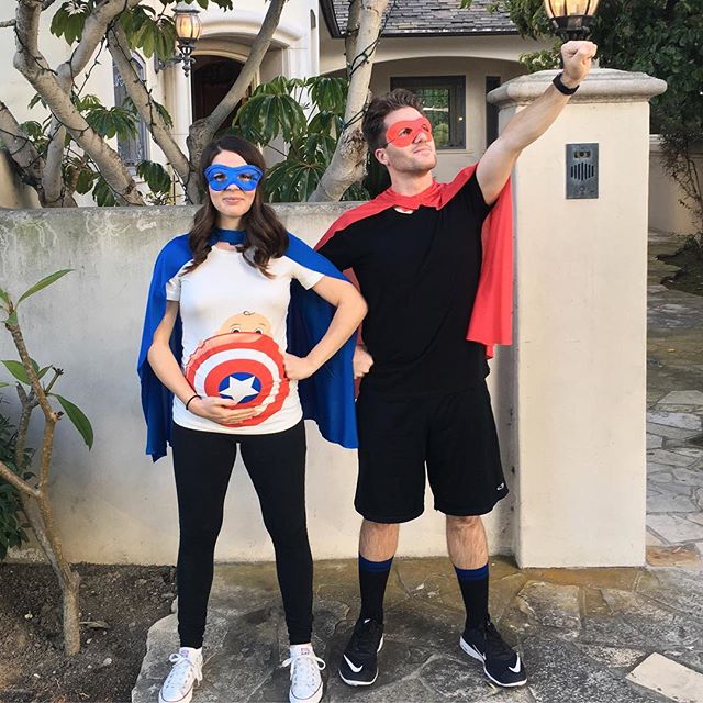 Casal fantasiado para pular carnaval. Mulher grávida