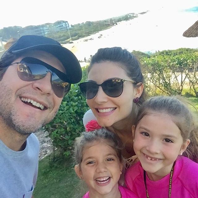 Daniel emociona fãs em show ao cantar com as filhas Lara e Luiza