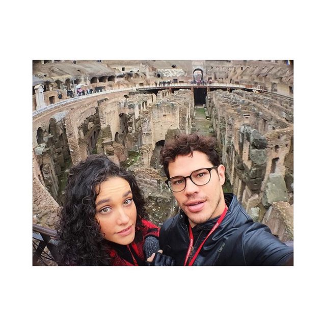 José Loreto celebra gravidez de Débora Nascimento em fotos