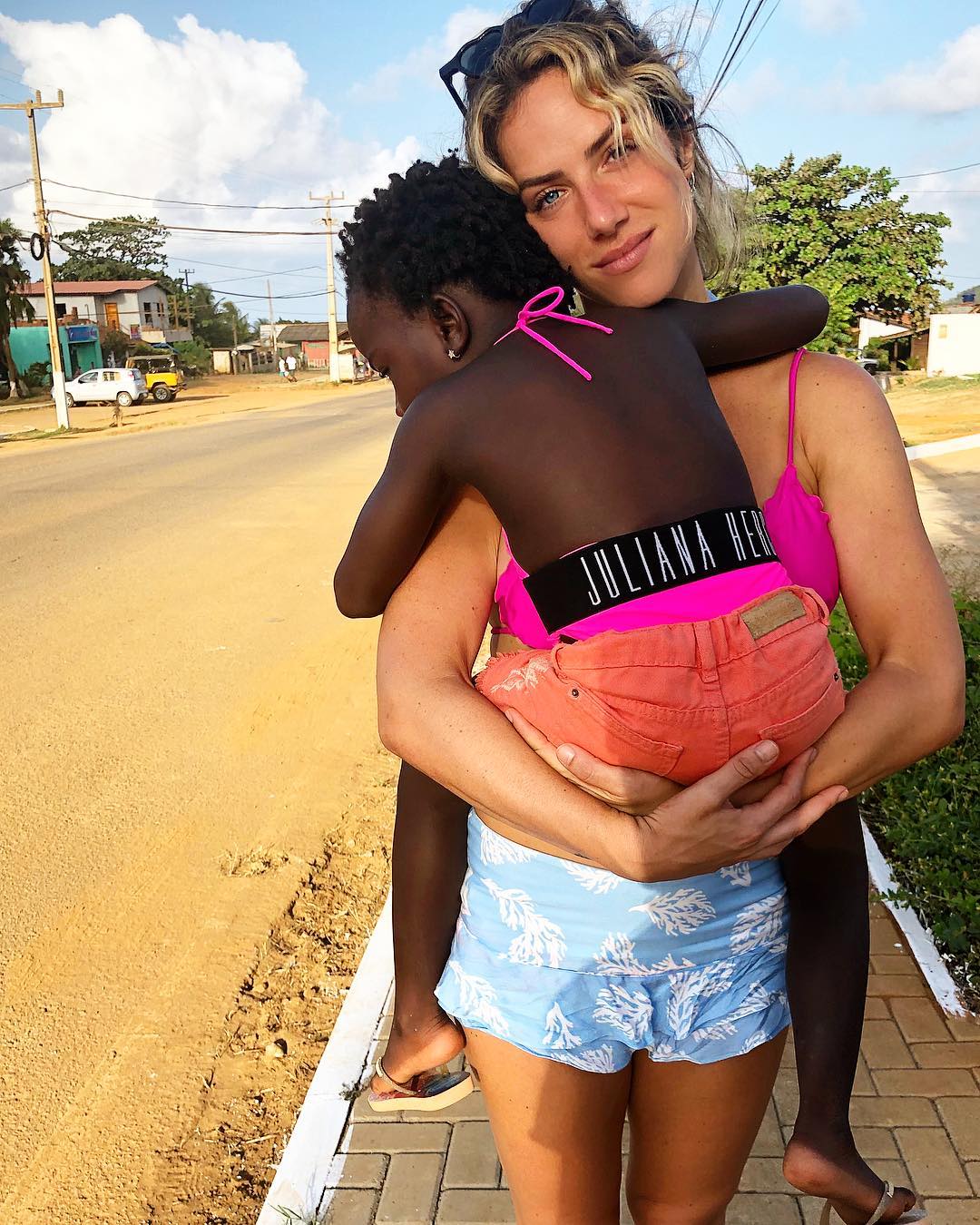 Giovanna Ewbank com Titi no colo - atriz critica H&M por foto racista de roupa infantil