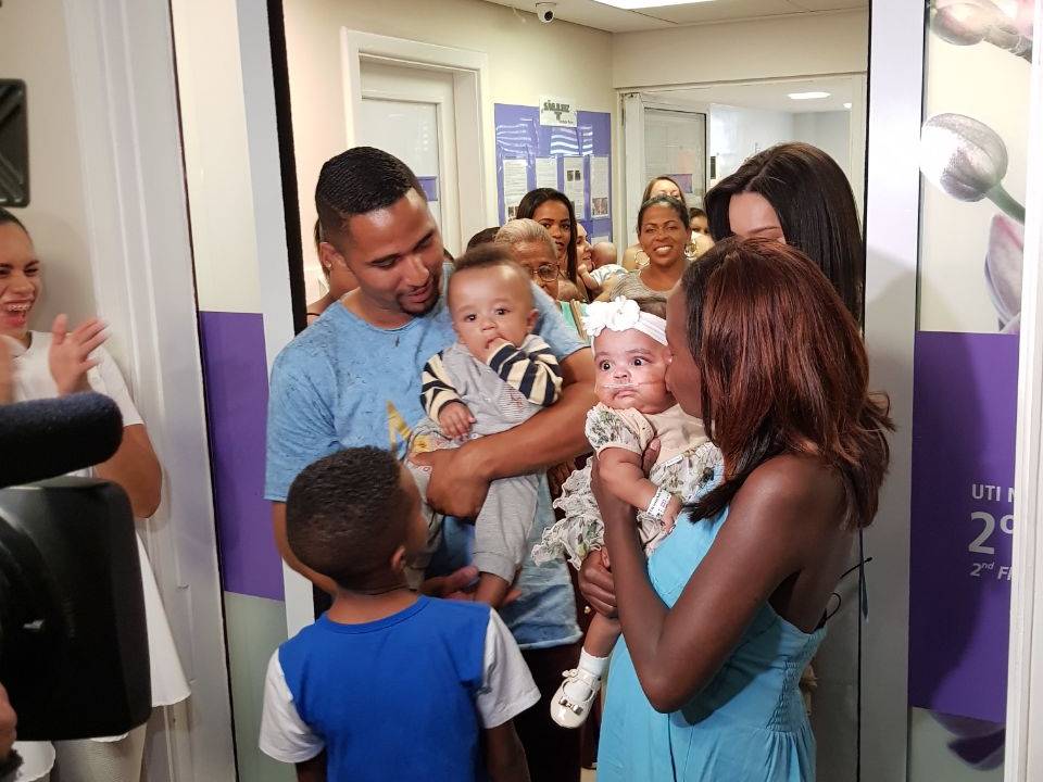 Família de Greici sai do hospital com os gêmeos
