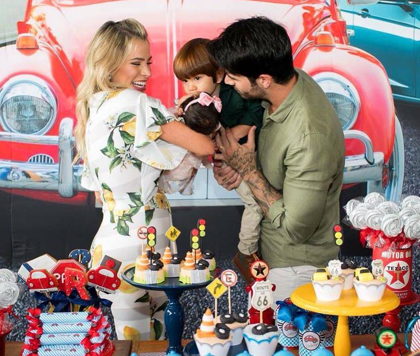 Adriana Sant'Anna e Rodrigão fazem festa no tema Carros para o filho