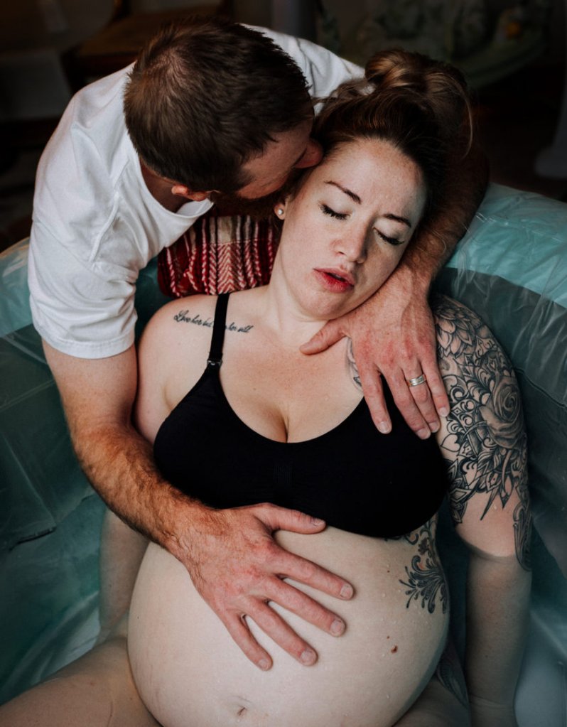 Grávida em trabalho de parto na banheira -concurso Birth Becomes Her