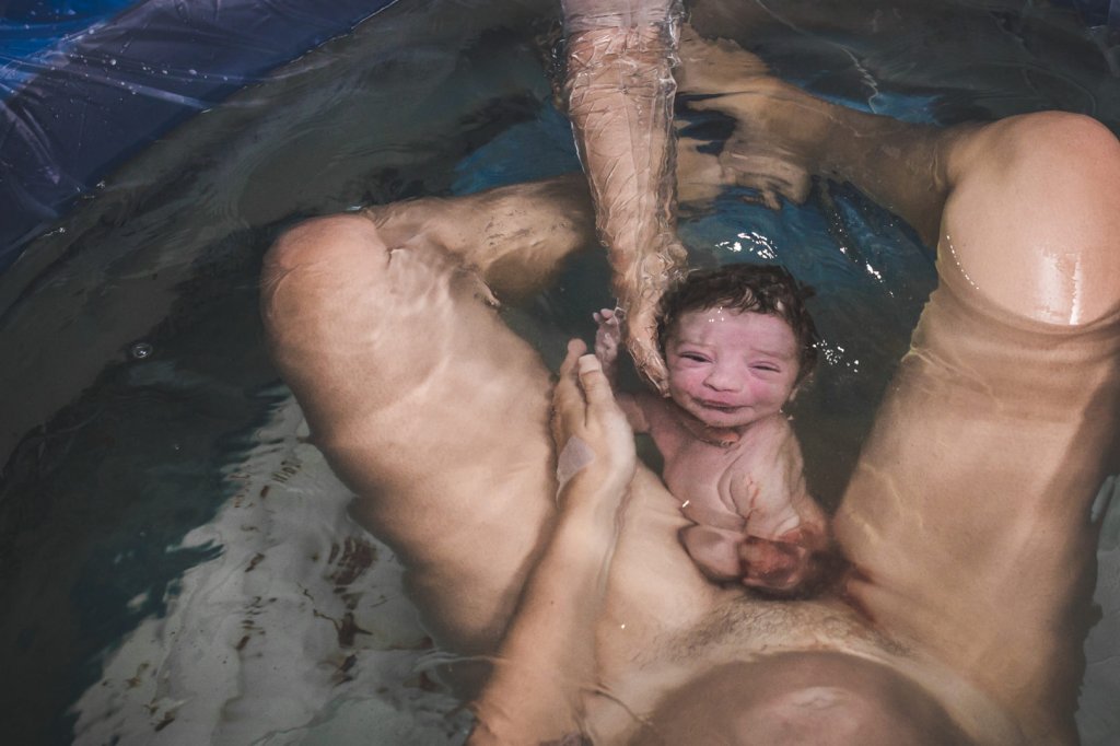 Mulher dando à luz na água - concurso Birth Becomes Her