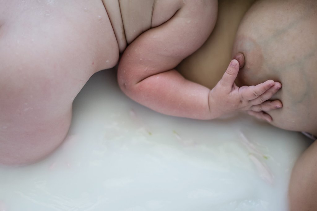 Bebê segurando o seio da mãe - concurso Birth Becomes Her