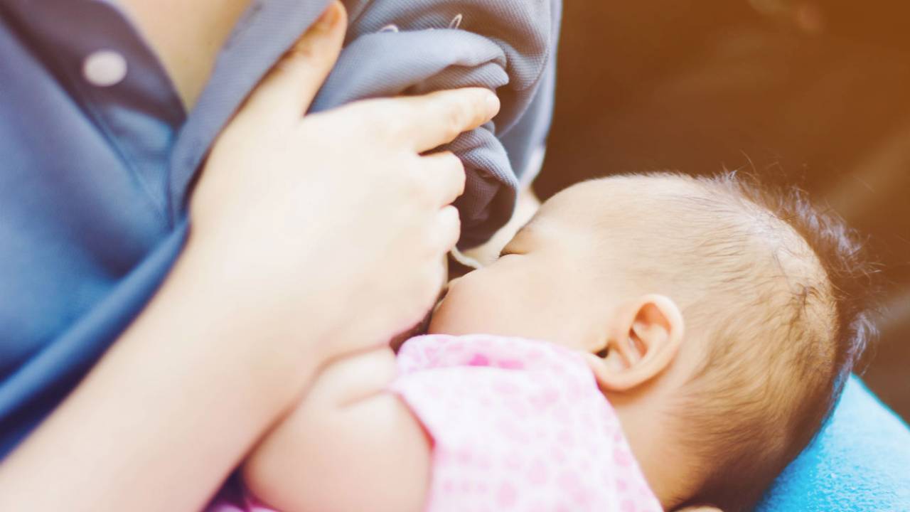Estudo mostra primeira mulher transgênero que amamentou um bebê