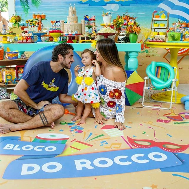 Rafa Brites comemora o 1º ano de Rocco com festa de Carnaval