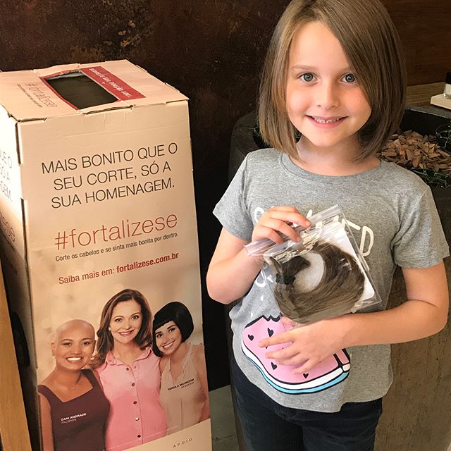 Filha de Fernanda Rodrigues doa o cabelo para crianças com câncer