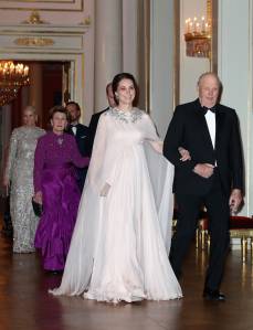 Kate Middleton marca a barriga da 3ª gravidez em vestido de gala