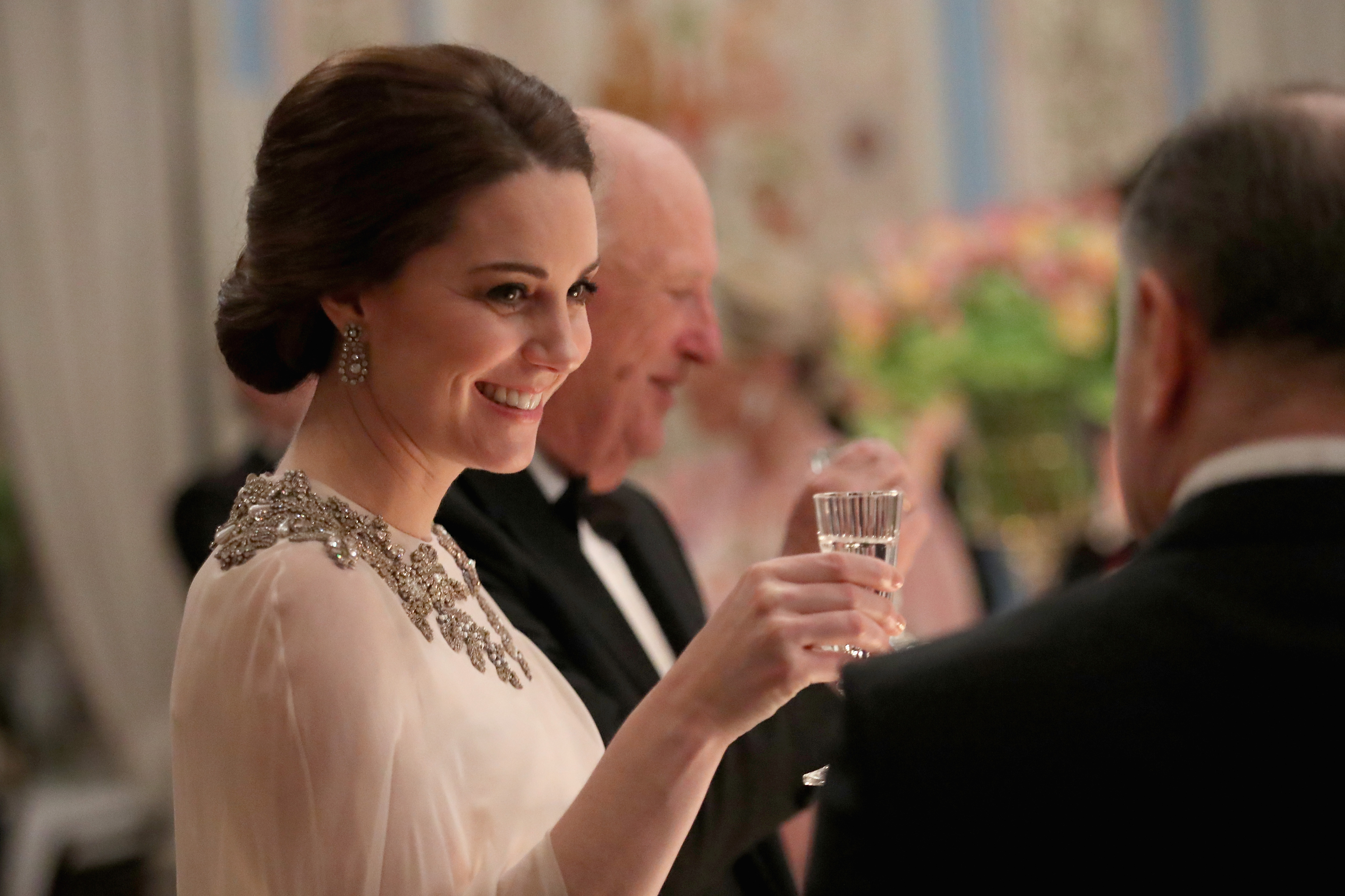 Kate Middleton marca a barriga da 3ª gravidez em vestido de gala