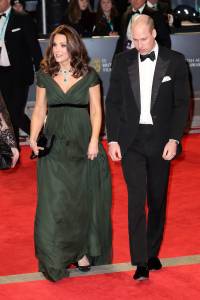 Grávida do 3º filho, Kate Middleton usa vestido verde no Bafta