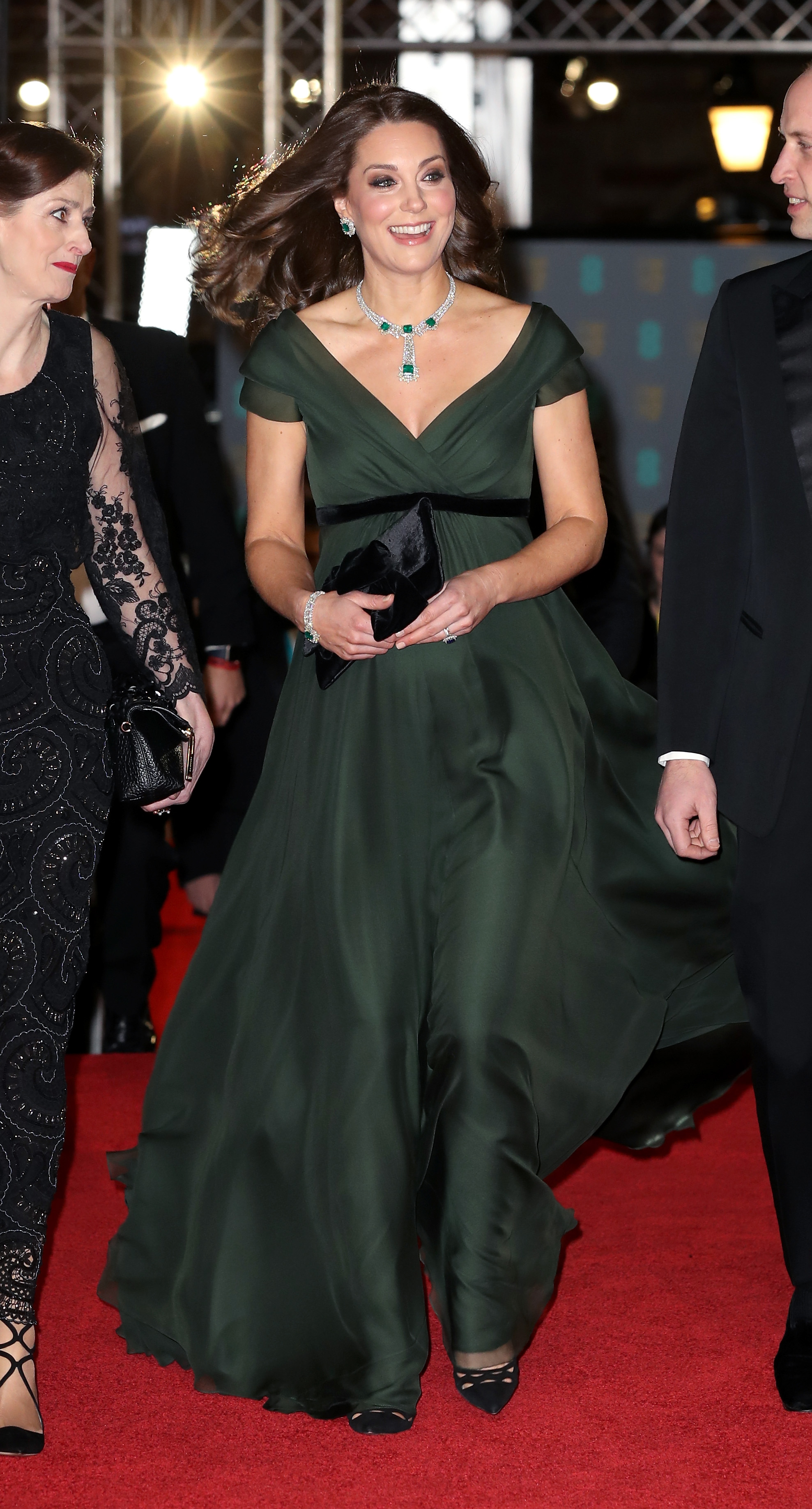 Grávida do 3º filho, Kate Middleton usa vestido verde no Bafta