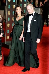 Grávida do 3º filho, Kate Middleton usa vestido verde no Bafta