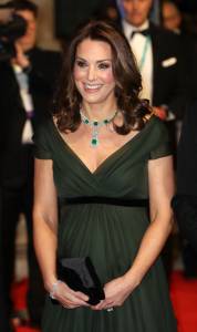 Grávida do 3º filho, Kate Middleton usa vestido verde no Bafta