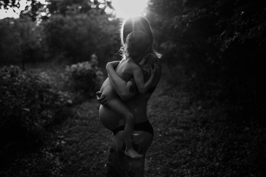 Gestante com primogênito no colo - melhor foto categoria gravidez - concurso Birth Becomes Her