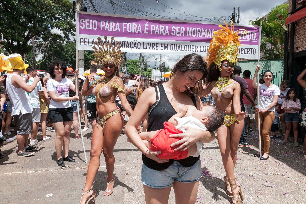 Bloco Não Serve Mestre debate amamentação em público no Carnaval