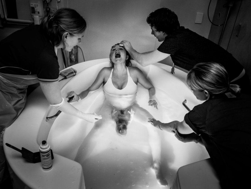 Mulher dando à luz na banheira - concurso Birth Becomes Her