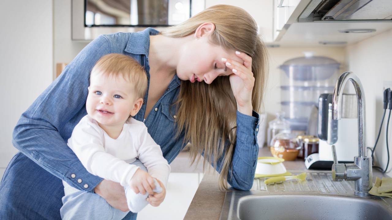 Ser mãe toma mais tempo do que ter dois empregos, pesquisa mostra