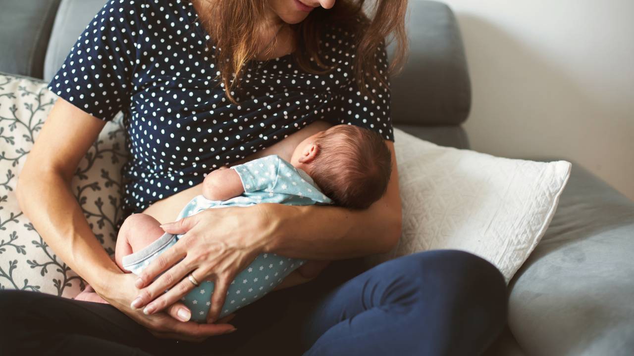 Mãe amamentando o filho - redução de diabetes tipo 2