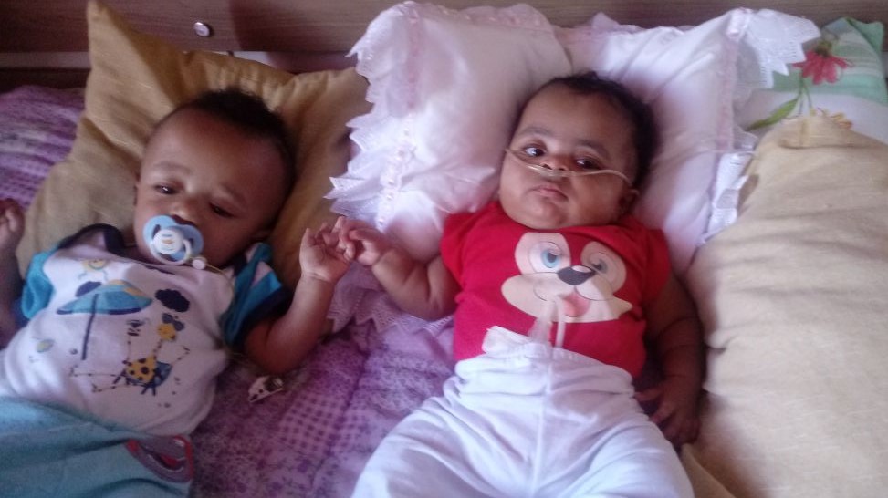 Rafaella e Hulisces de mãos dadas em casa