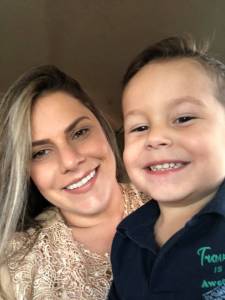 Mãe e filho com os sorrisos parecidos, posando para uma selfie juntos