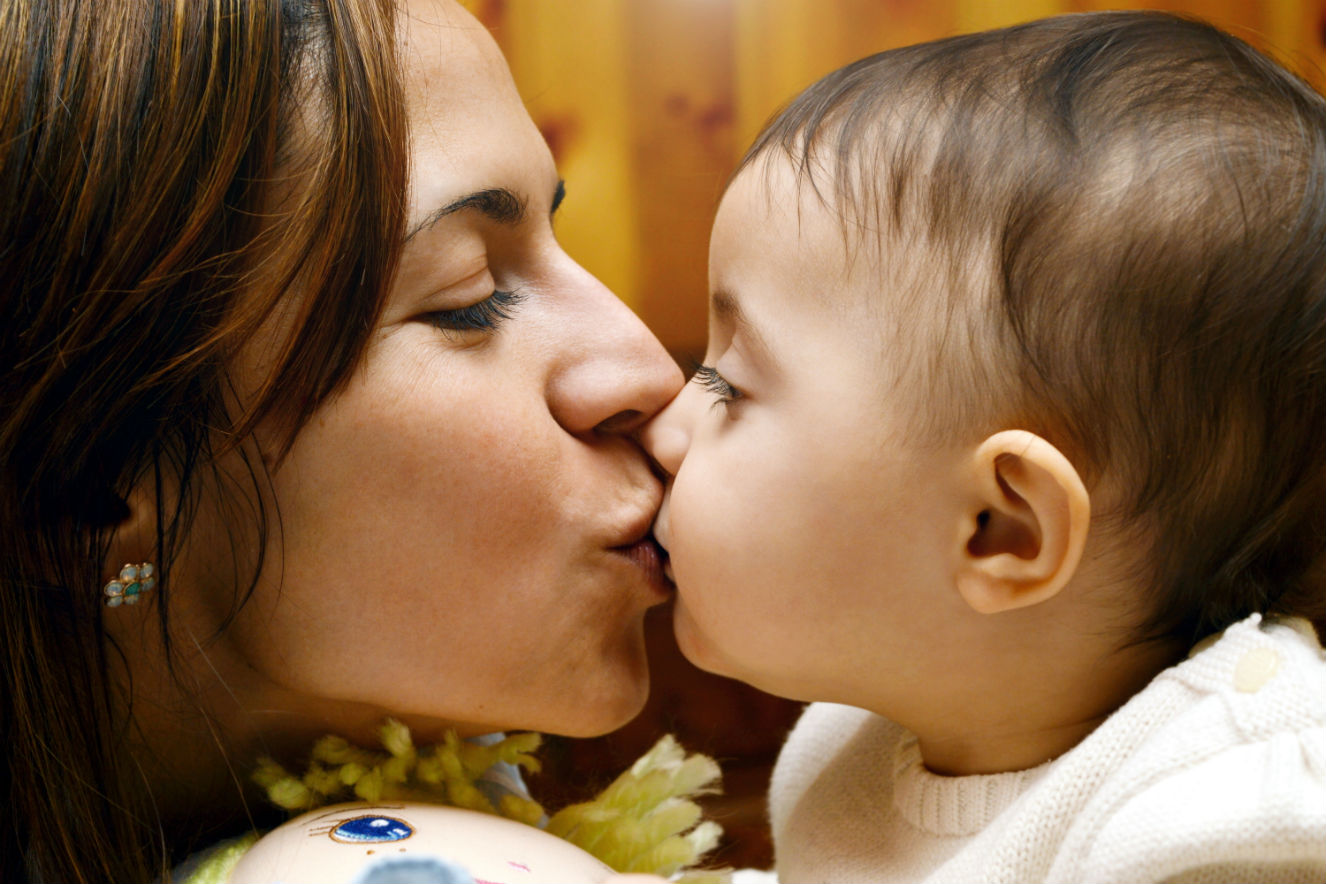 Por que os pais beijam os filhos na boca?