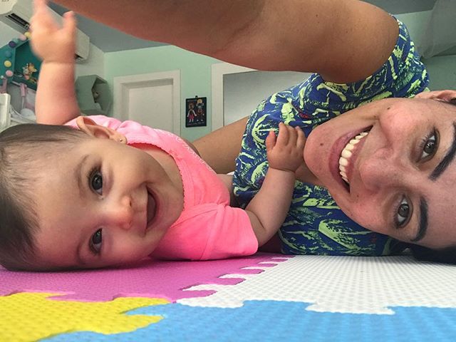 Carol Castro fica longe da filha pela primeira vez e faz desabafo