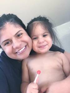 Mãe e filha abraçadas posando para a foto