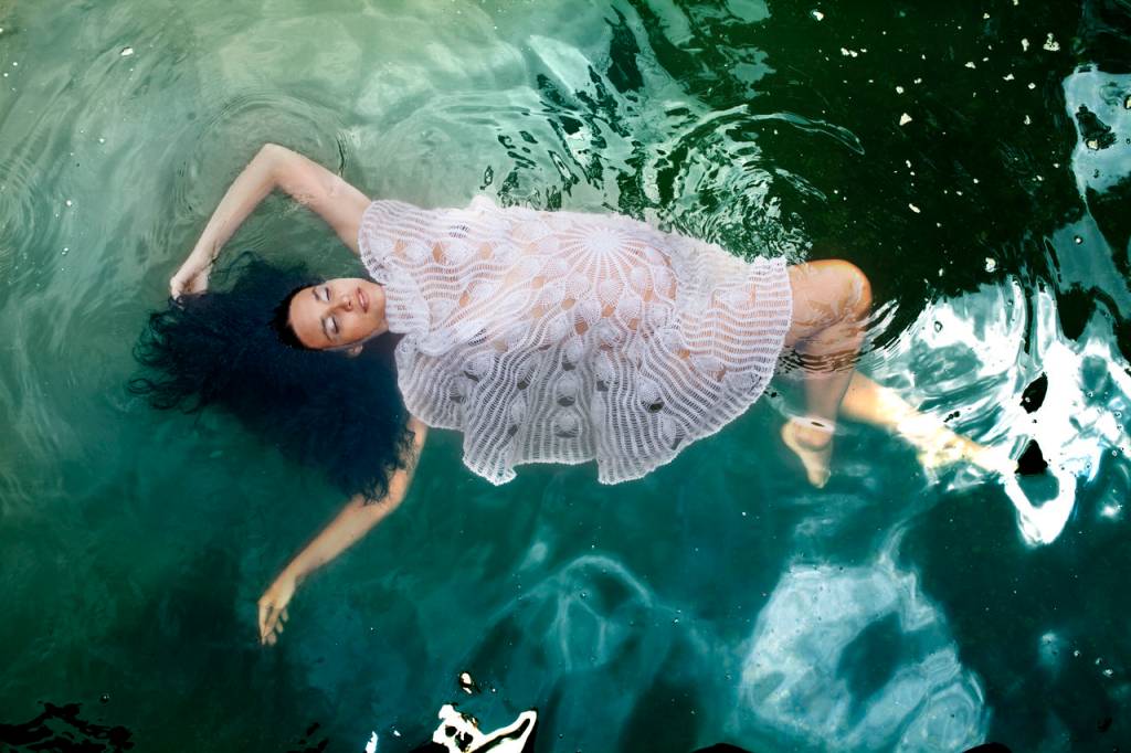 Débora Nascimento faz ensaio de fotos na reta final da gravidez