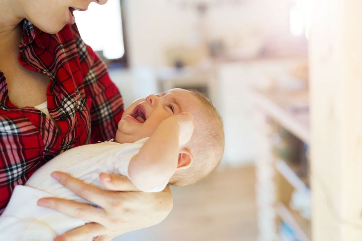 Porque o bebê chora muito com a mãe?