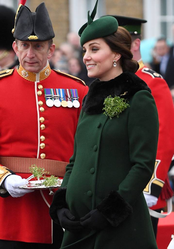 Kate Middleton esbanja elegância com look gestante de inverno