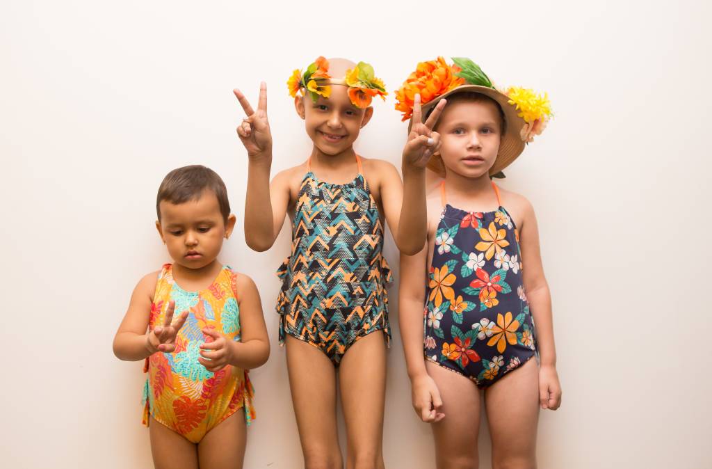Meninas com câncer têm dias de modelo em evento de moda infantil