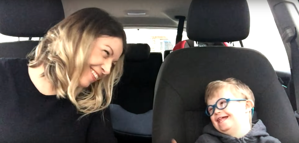 “Karaokê” de crianças com Síndrome de Down emociona nas redes