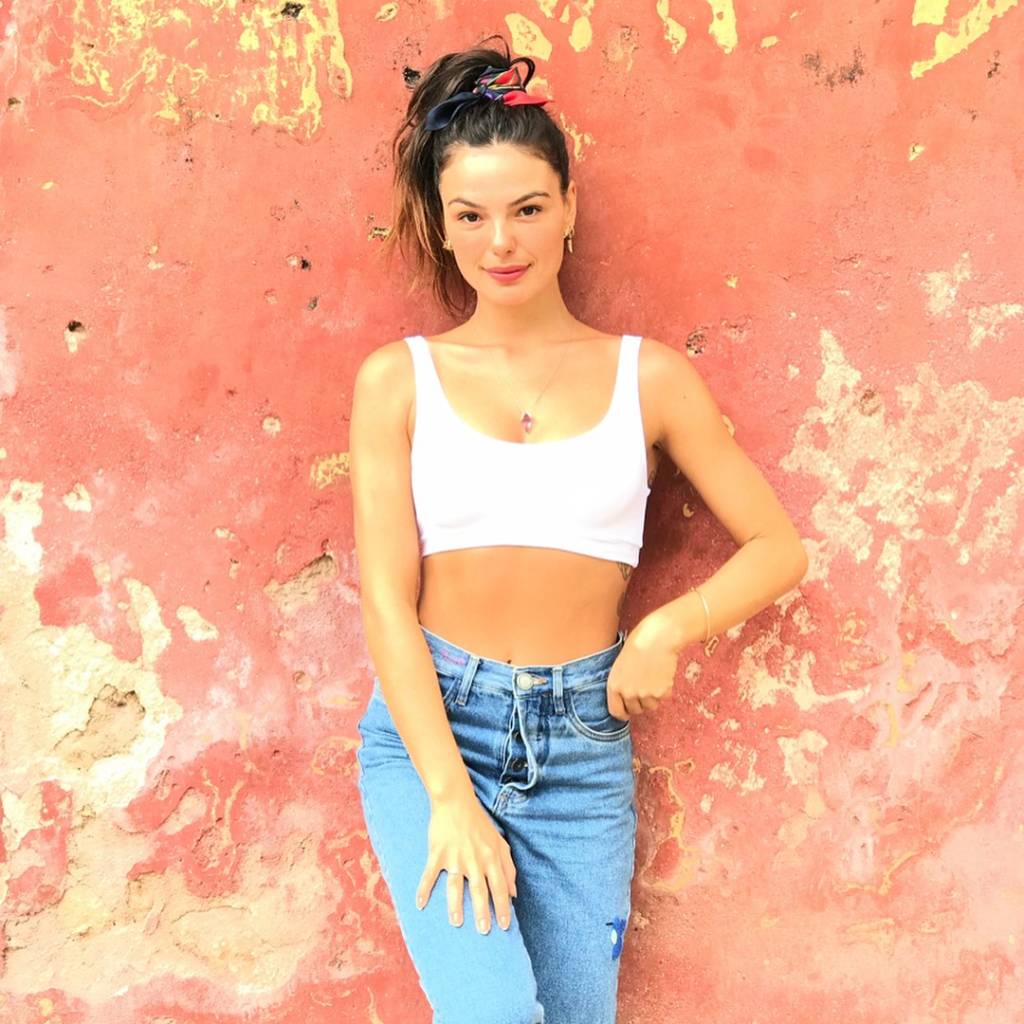 Grávida do primeiro filho, Isis Valverde ganha chá revelação das amigas