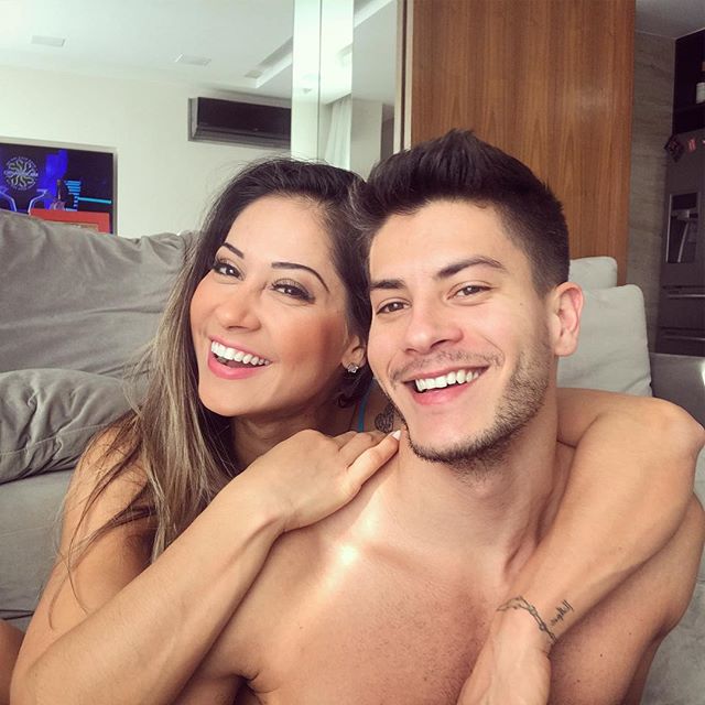 Arthur Aguiar e Mayra Cardi anunciam que estão esperando o primeiro filho