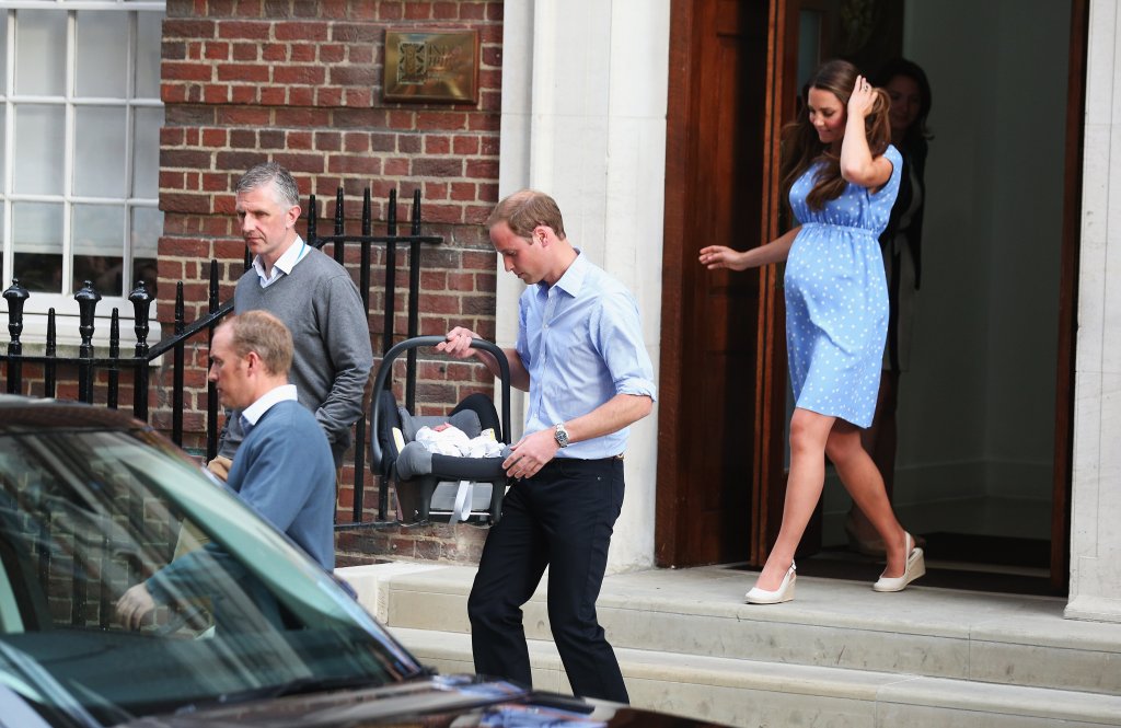 Kate Middleton e príncipe William deixando a maternidade após o nascimento de George