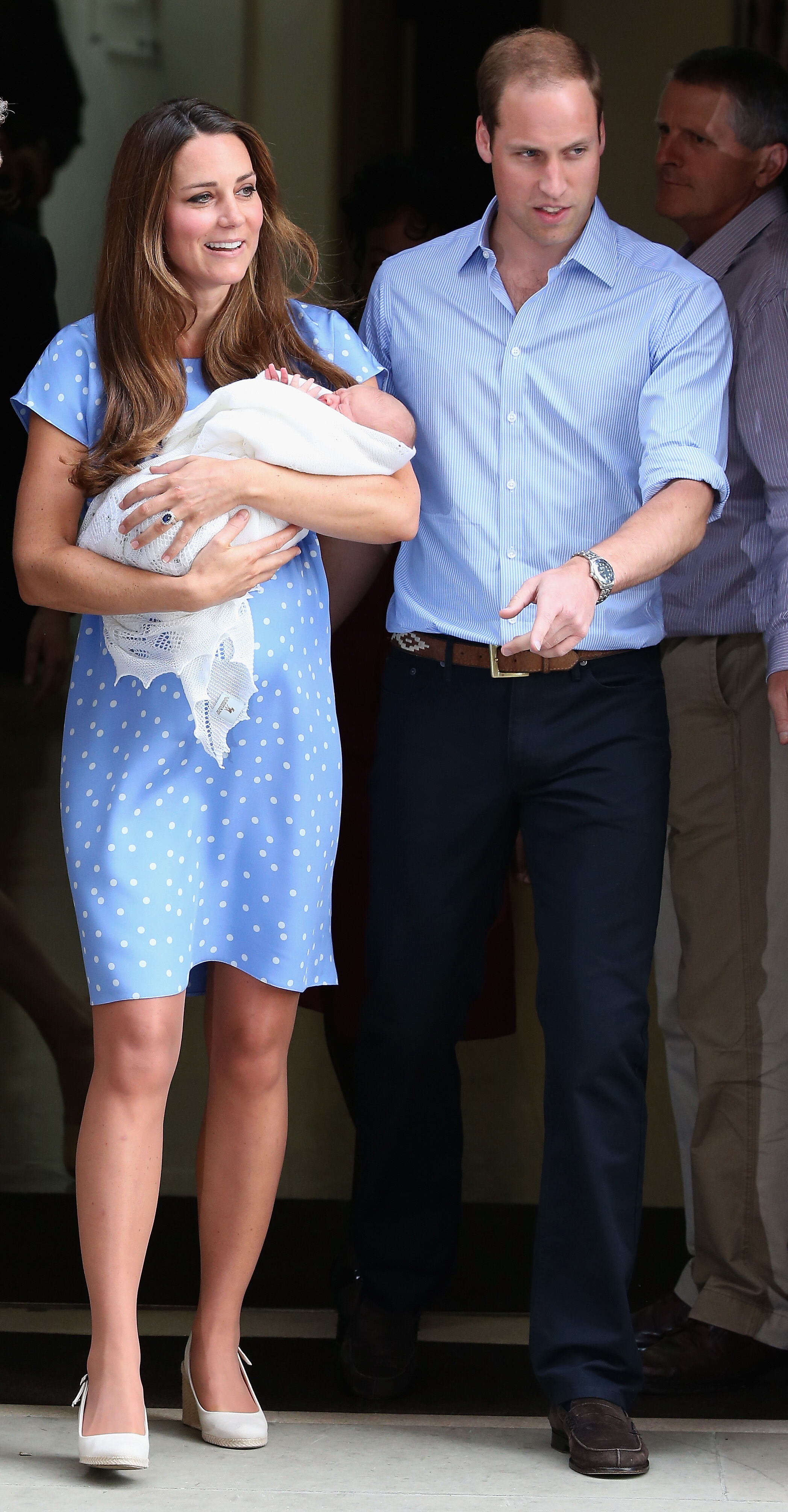 Kate Middleton e príncipe William deixando a maternidade após o nascimento de George
